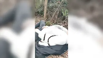 寂寞的大学生情侣，上完网课后无聊，相约到茶园野战