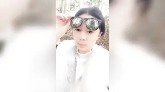寂寞的大学生情侣，上完网课后无聊，相约到茶园野战