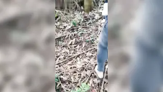 寂寞的大学生情侣，上完网课后无聊，相约到茶园野战