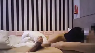 小情侣在酒店爱爱 女的小巧可爱假清纯吃鸡后入狂大叫