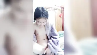 18岁小色妹又来了，年轻貌美无毛白虎逼，一个人在家听狼友指挥各种展示骚穴自慰呻吟撩骚，精彩刺激不要错过