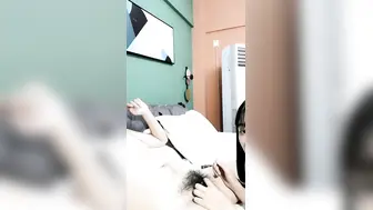 G奶甜美小姐姐，女仆装炮友JB插嘴，带着项圈链子，认真舔着屌，正入爆操直浪叫，掰开小穴特写，翘起屁股看骚逼