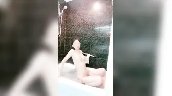 浴缸里操逼！眼镜良家型美女！浴缸放水骑乘位抽插，转战卧室69舔逼，后入美臀扛起腿操
