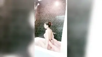 浴缸里操逼！眼镜良家型美女！浴缸放水骑乘位抽插，转战卧室69舔逼，后入美臀扛起腿操