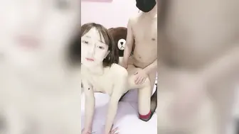 年轻短发学生头新人妹子，贫乳苗条身材，互玩69，无套女上位打桩