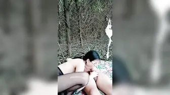 开档黑丝少妇露脸跟小哥激情户外【下篇】小树林里偷情啪啪，奶罩挂在树上口交大鸡巴， 多体位爆草抽插无套好刺激