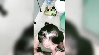 开档黑丝露脸风骚的大屁股少妇深夜跑到公测勾搭大哥激情啪啪，直接在厕所内口交大鸡巴躺在地上让大哥爆草
