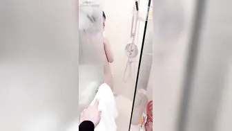 最新罕见极品天花板小萝莉【粉色情人】首次露出俏脸美极啦！穿淑女装做最淫荡的事，后入娇乳小粉升天