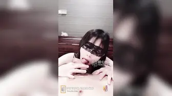 最新罕见极品天花板小萝莉【粉色情人】首次露出俏脸美极啦！穿淑女装做最淫荡的事，后入娇乳小粉升天