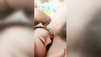 极品美乳~哥哥舔得好爽小逼❤️舔会舔出水了，男主口活真好，操得骚穴不要不要的！啊~浪叫呻吟❤️表情溅溅骚骚，要喷啦喷水啦！