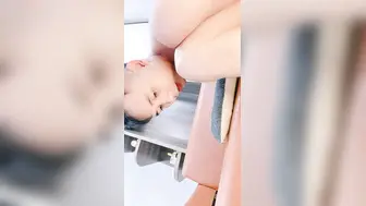 这小哥真会玩，直接在沙发上把骚逼干了，舔了乳头舔鸡巴好刺激，激情爆草骚穴压在身下抽插，干的好深真骚啊