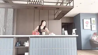 肉弹冲击台湾风韵爆乳尤物【嫚嫚 】真实咖啡女店员，主动搭讪男顾客，带回酒店激战，爆射巨乳新鲜牛奶汁