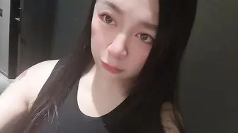 肉弹冲击台湾风韵爆乳尤物【嫚嫚 】真实咖啡女店员，主动搭讪男顾客，带回酒店激战，爆射巨乳新鲜牛奶汁