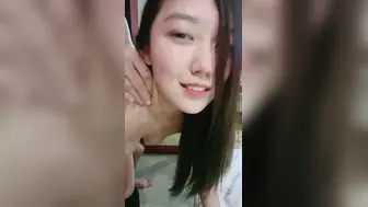 被男友操的心花怒放的【小骚货-上篇】笑着很开心，酒店后入长发锥子奶妹妹，多角度拍摄，最后口爆一嘴