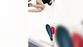 边打电话边舔屌【下篇】顶级肉丝美腿！拨开丁字裤后入爆操，前面插嘴后面假屌插穴，站立扶腰后入
