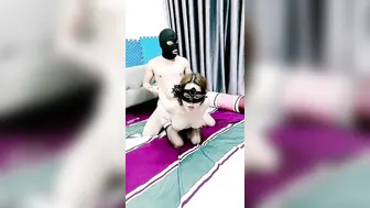 淫荡女团黑丝情趣骚逼【下】两个一起给小哥口交大鸡巴玩弄，完美身材多体位蹂躏爆草抽插，浪叫呻吟不止精彩刺激