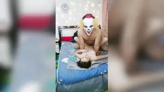 瘦弱妹子夫妻秀，还有闺蜜在场观战，女上位，后入，一顿猛操，无套内射，特写逼逼