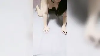 白皙长发御姐范美少妇，熟练口交技术娴熟，卖力包皮男，无套后入内射