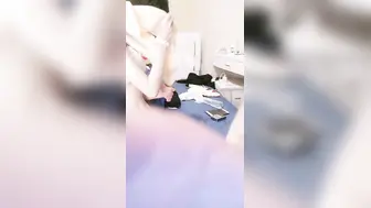 纹身哥操学生妹小女友！苗条身材超紧致粉穴！扶着腰后入爆操，吸吮舔屌活不错，扛起腿进进出出