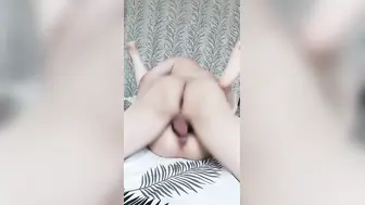 绝对极品大三妹子！漂亮又很骚尤物，连体网袜一脸淫荡，今天逼逼好痒，吸着屌很享受，爆操美臀