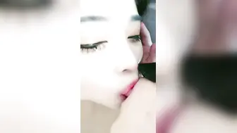 网红脸高端靓妹露脸跟小哥激情啪啪，对着镜头舔弄鸡巴，掰开骚穴让小哥舔逼，亲着小哥压在身下爆草呻吟可射