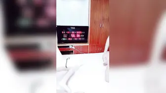 姐妹花三飞【1】可把男主给爽翻天啦，论一根大屌持久力度厉害，把俩骚姐妹伺候得舒舒服服嗷嗷叫，浪叫够骚，连续爆操打桩！