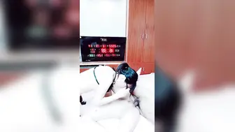 姐妹花三飞【1】可把男主给爽翻天啦，论一根大屌持久力度厉害，把俩骚姐妹伺候得舒舒服服嗷嗷叫，浪叫够骚，连续爆操打桩！