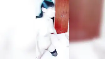 姐妹花三飞【2】可把男主给爽翻天啦，论一根大屌持久力度厉害，把俩骚姐妹伺候得舒舒服服嗷嗷叫，浪叫够骚，连续爆操打桩！