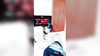 姐妹花三飞【2】可把男主给爽翻天啦，论一根大屌持久力度厉害，把俩骚姐妹伺候得舒舒服服嗷嗷叫，浪叫够骚，连续爆操打桩！