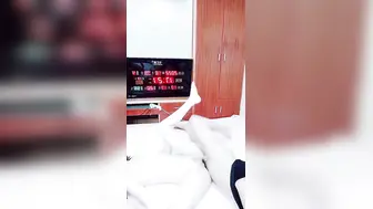 姐妹花三飞【2】可把男主给爽翻天啦，论一根大屌持久力度厉害，把俩骚姐妹伺候得舒舒服服嗷嗷叫，浪叫够骚，连续爆操打桩！