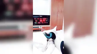 姐妹花三飞【2】可把男主给爽翻天啦，论一根大屌持久力度厉害，把俩骚姐妹伺候得舒舒服服嗷嗷叫，浪叫够骚，连续爆操打桩！