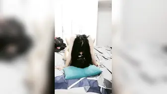 姐妹花一起伺候小哥激情啪啪【下篇】全程露脸情趣装诱惑，吃奶玩逼各种抽插，激情上位还让妹妹舔交合处真鸡巴刺激