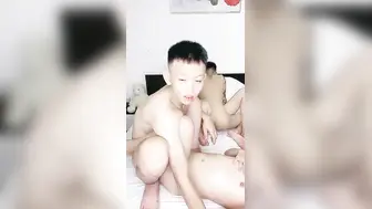 小年轻的4P生活，全程露脸无套爆草黄毛小渣女，两小哥一人草一个看哪个猛，哪个妞叫的骚，床上床下直接内射