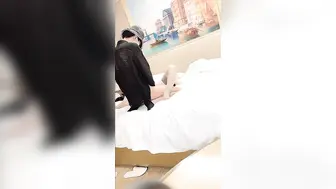 专业团队酒店自拍无套啪啪女仆装，传教士打桩白浆流出多个角度抽插，还个男主继续来