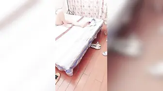两个骚逼让小哥哥激情双飞【上篇】主动上位享受小哥打桩机式快速抽插爆草，浪叫让小哥吃奶玩逼好姐姐帮忙玩骚奶子