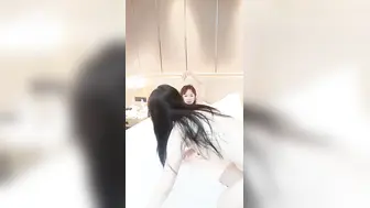 乖乖的小野猫激情群P啪啪大秀演绎【4】全程露脸淫乱的房间哪里都是战场，几个骚女被大哥们各种乱草淫声荡语