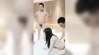 乖乖的小野猫激情群P啪啪大秀演绎【4】全程露脸淫乱的房间哪里都是战场，几个骚女被大哥们各种乱草淫声荡语