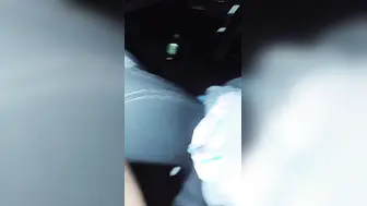嗨起来吧小宝贝，少妇露脸偷情户外车震让小哥无套爆草抽插，干的正爽呢来电话好刺激，口交淫水大鸡巴抠高潮
