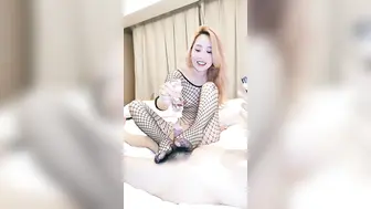 大波浪黄发极品御姐【下篇】新买的连体网袜！炮友猛舔无毛粉穴，骑乘位大屌爆插，高潮喷水爆菊花