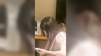 【泄密流出】传媒大学骚女吴嘉宜和传媒大学实习男炮友，自拍不雅视频，被灵魂拷问性爱史，一边吃大屌做爱720P高清无水印