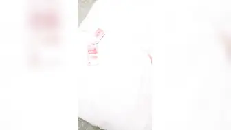 【破处落红】 姐夫怒砸2W开苞小姨子粉嫩小穴，迷人性感一线天裂缝，大龟头刺入窄穴裹满落红，狂肏爆射满地狼藉