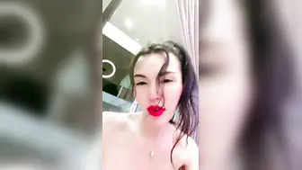 【诱惑指数9分身材爆炸御姐】175CM顶级美腿，骚舞扭动太妖艳，假屌深插很会玩，从下往上视角抽插，搞得淫水直流