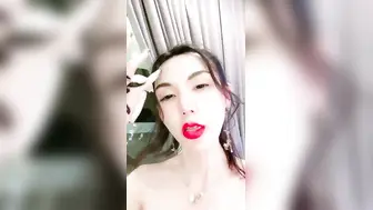 【诱惑指数9分身材爆炸御姐】175CM顶级美腿，骚舞扭动太妖艳，假屌深插很会玩，从下往上视角抽插，搞得淫水直流