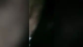 【这娘们好骚】全程露脸激情大秀【中篇】口交大鸡巴表情骚极了，主动上位抽插爆草浪叫呻吟，伺候完大哥自己揉奶抠逼