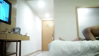 【酒店约炮小少妇】夏日午后，良家偷情，从单位提前请假，小姐姐跟情人激情舌吻，鸳鸯浴，啪啪后入无套激情无限