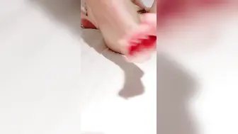 难得粉穴模特小姐姐，酒店炮友操逼，拔掉磨蹭小穴，叫的好听骚的很，搞得骚穴湿哒哒