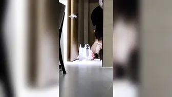 [糖心Vlog] 【绿意盎然】绿妻大神记录极品淫荡娇妻【亨利夫妻】喷血全裸诱惑取外卖，色诱骑手小哥，口爆采精才让离开