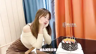 [糖心Vlog] 超人气爆乳貌美少女【小桃酱】庆生变挑战，新鲜的玩法 奶油肉棒，你下面吸的这么紧啊，高清720P原版无水印