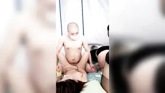 淫乱的房间寂寞的姐妹一起大秀【黄发篇】直播群P激情，全程露脸丝袜诱惑大奶子，口交大鸡巴边亲边草浪叫呻吟精彩刺激