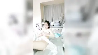 清纯眼镜妹【小黛玉】俏人佳乳，白皙肌肤，鲜艳鲍鱼，玉指自慰插宫穴，娇喘涟涟，感叹好美好美~
